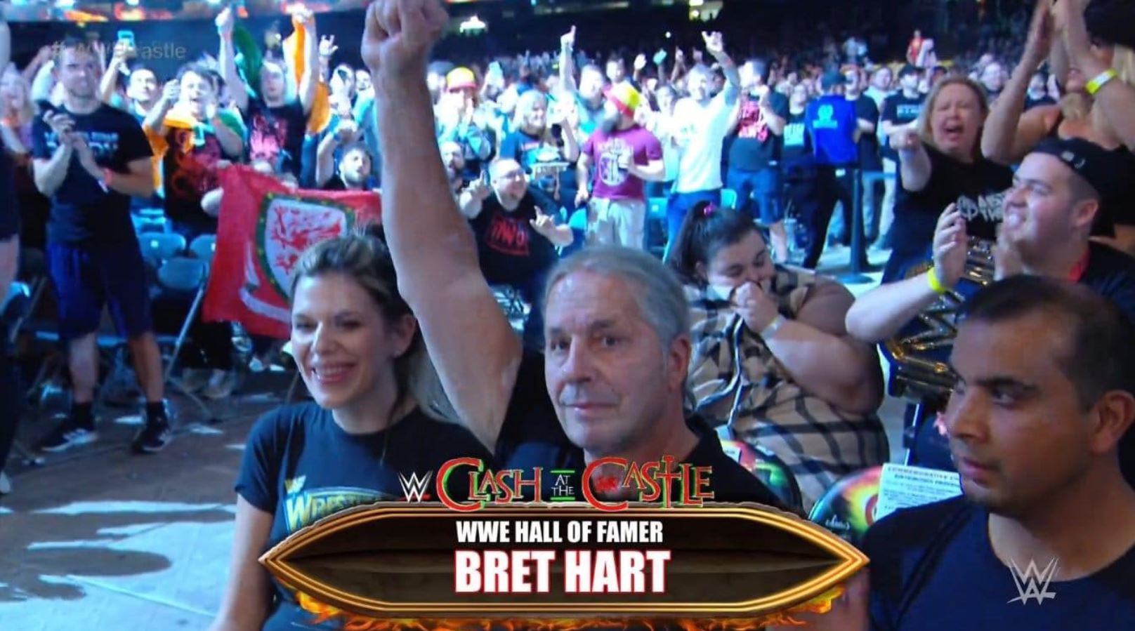 Bret Hart i inne gwiazdy występujące w WWE Clash at The Castle, UFC Title Belt On Display