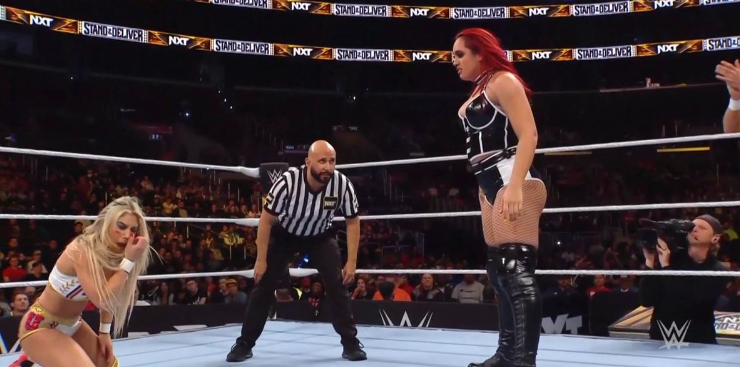 The Rock’ın kızı WWE In-Ring çıkışını yapıyor, ayağa kalkıp açık videolar ve soğuk bir başlangıç ​​yapıyor.