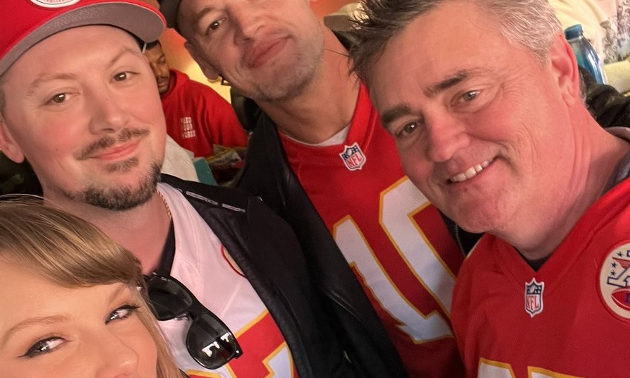 Baron Corbin With Taylor Swift At Chiefs Game, Johnny Gargano Smashes Guitar At Browns Game